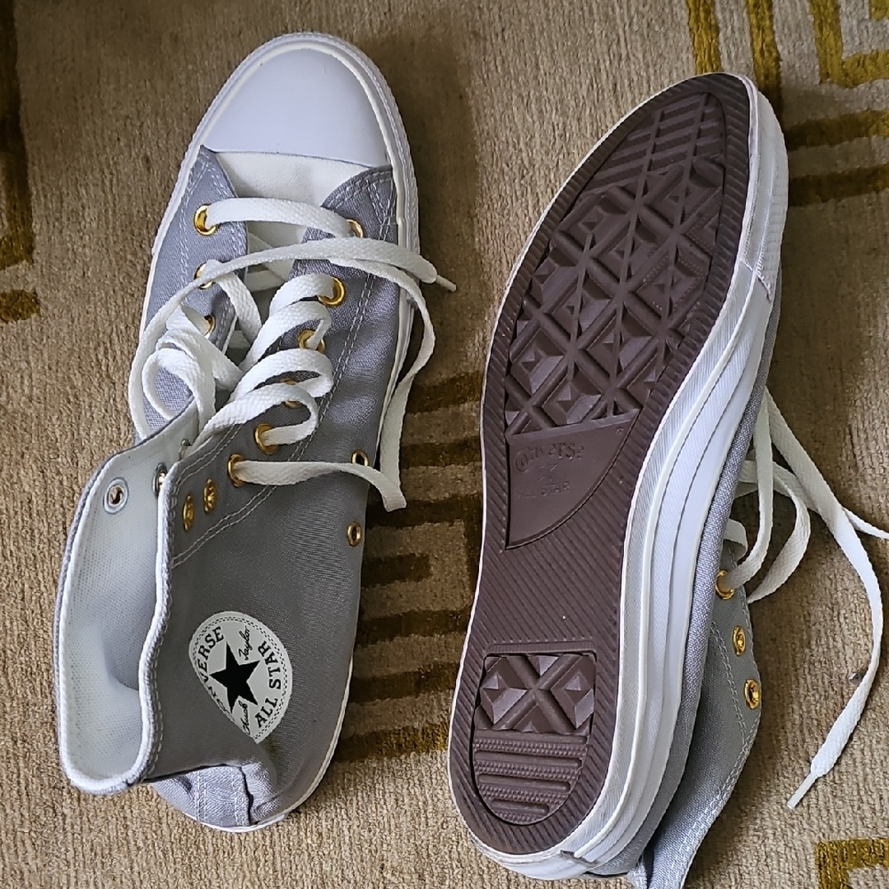 Converse Gray Low-Top Sneakers with Classic Design.